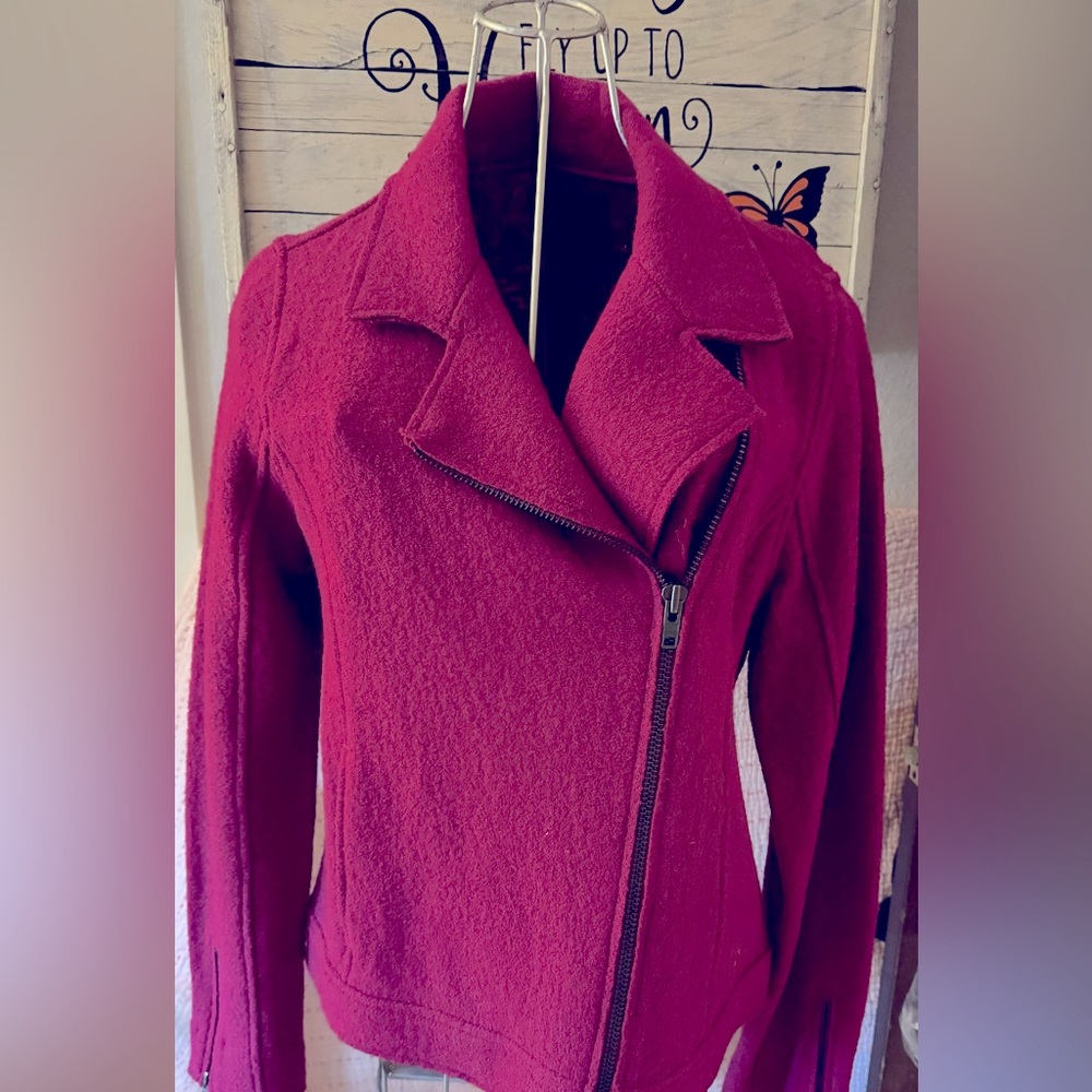 Women’s zip up blazer.